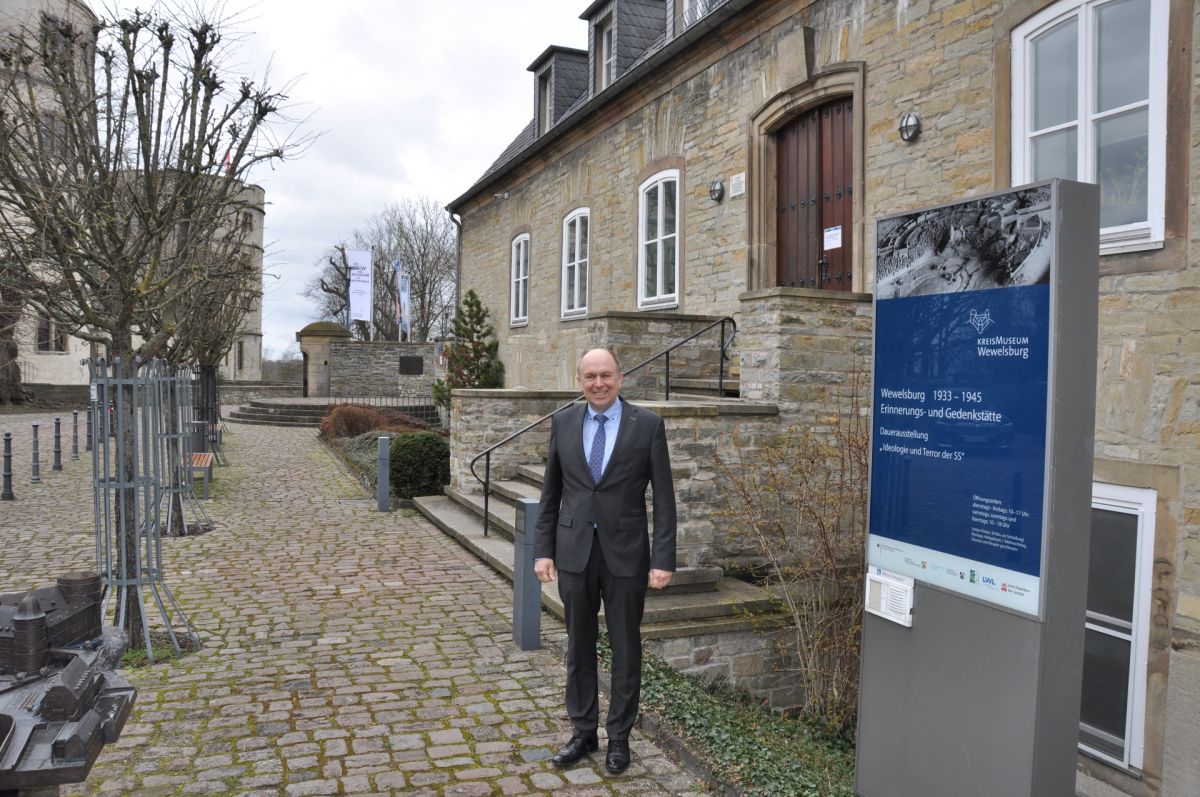 Landrat Christoph Rüther vor der Gedenkstätte Wewelsburg März 2021